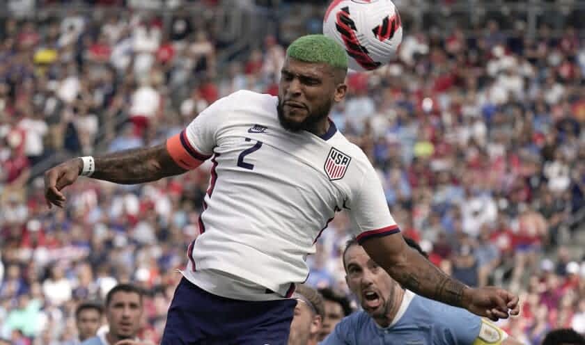 美国国家队前锋在对阵乌拉圭的世界杯预选赛中努力争取进球